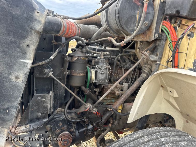 image for item DW6647 1992 International 8200 fuel / lube truck