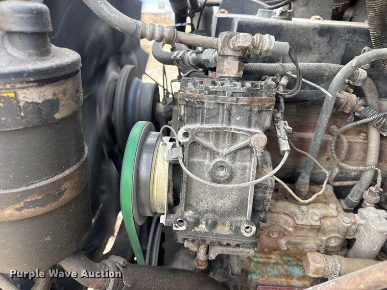 image for item DW6647 1992 International 8200 fuel / lube truck