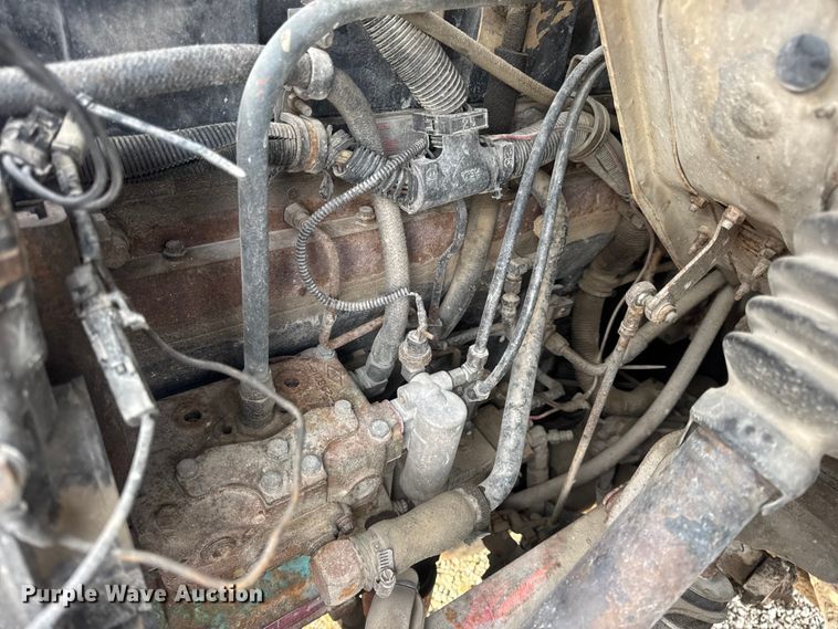 image for item DW6647 1992 International 8200 fuel / lube truck