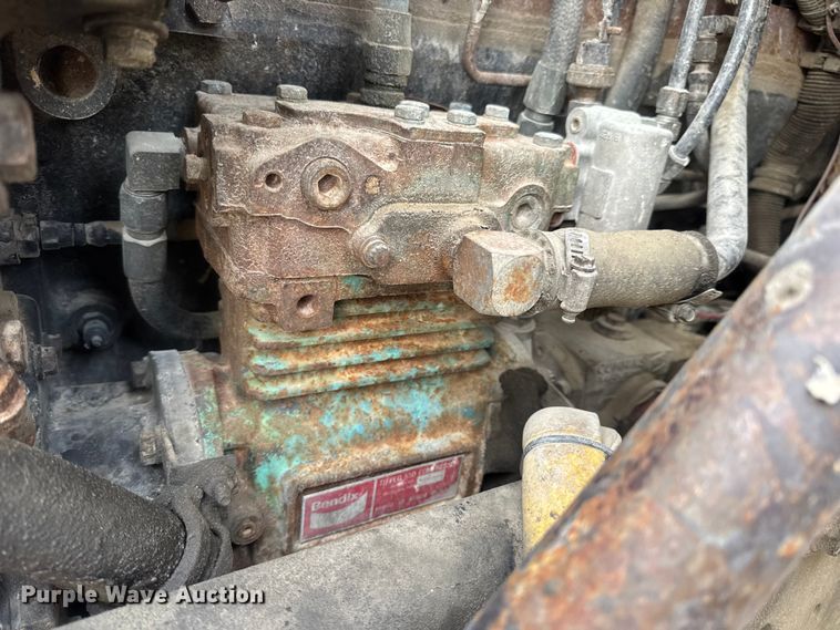 image for item DW6647 1992 International 8200 fuel / lube truck