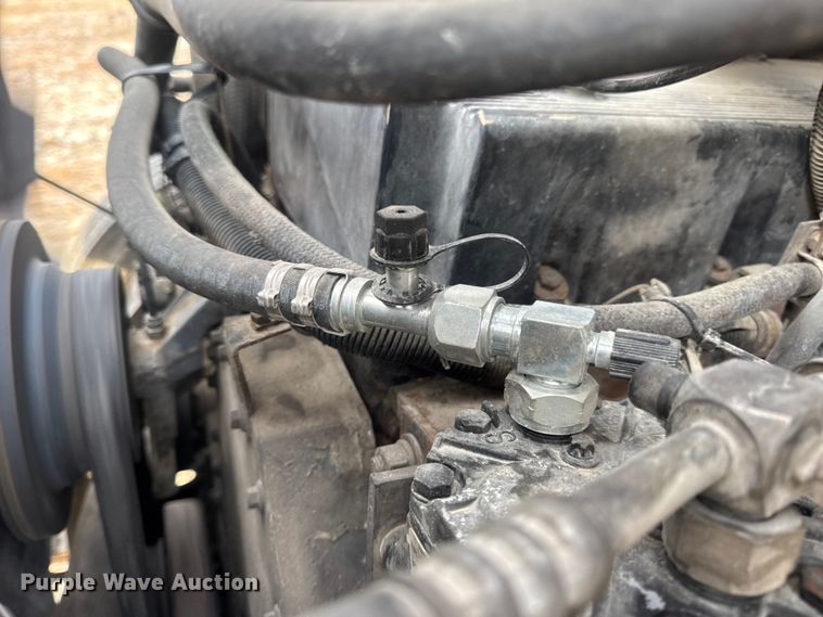 image for item DW6647 1992 International 8200 fuel / lube truck