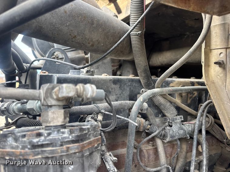 image for item DW6647 1992 International 8200 fuel / lube truck