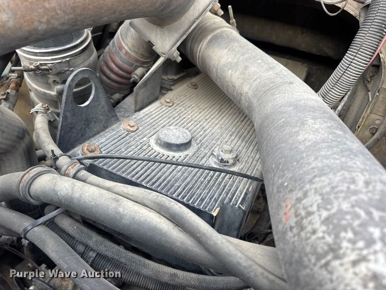 image for item DW6647 1992 International 8200 fuel / lube truck