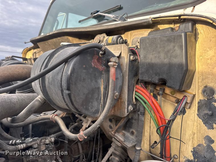 image for item DW6647 1992 International 8200 fuel / lube truck