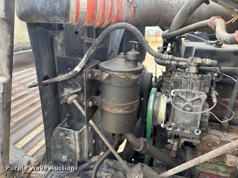 image for item DW6647 1992 International 8200 fuel / lube truck