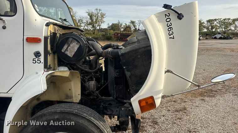 image for item DW6647 1992 International 8200 fuel / lube truck