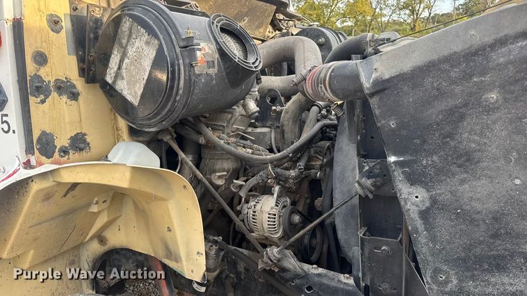 image for item DW6647 1992 International 8200 fuel / lube truck