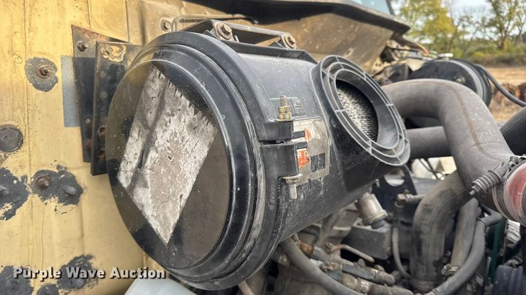 image for item DW6647 1992 International 8200 fuel / lube truck