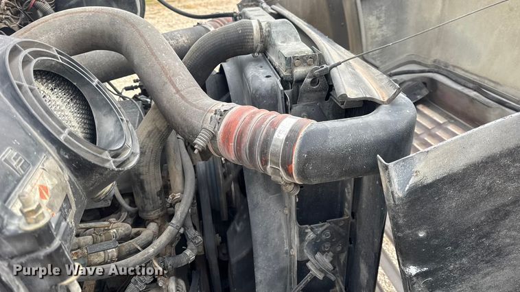 image for item DW6647 1992 International 8200 fuel / lube truck