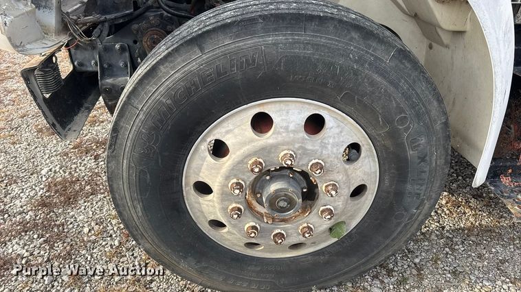 image for item DW6647 1992 International 8200 fuel / lube truck