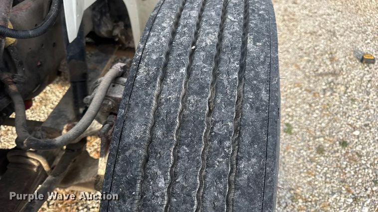 image for item DW6647 1992 International 8200 fuel / lube truck