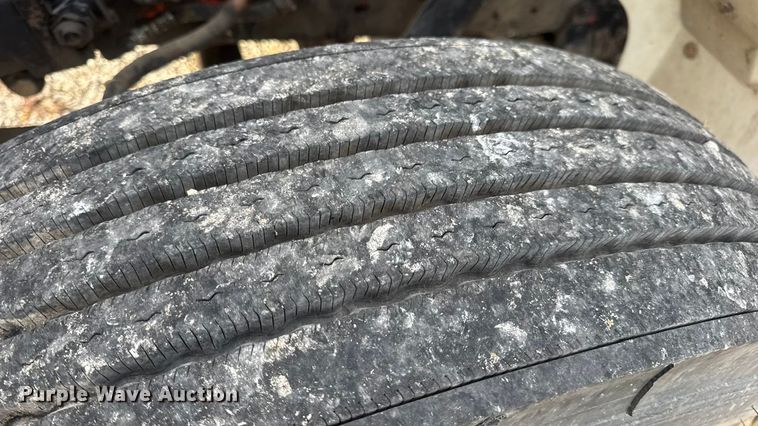 image for item DW6647 1992 International 8200 fuel / lube truck