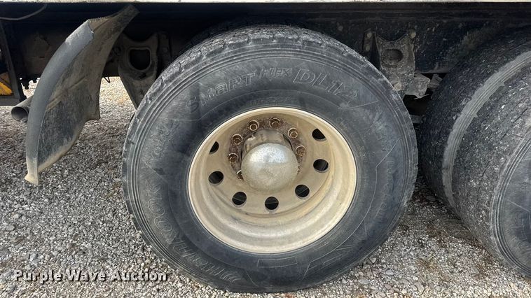 image for item DW6647 1992 International 8200 fuel / lube truck