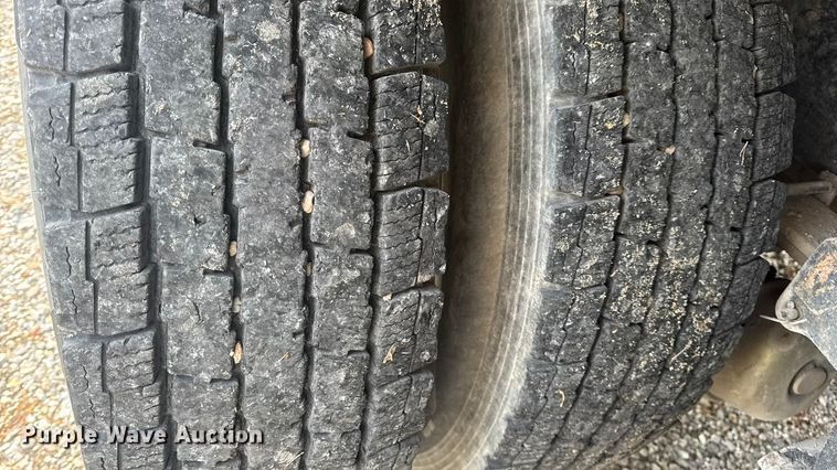 image for item DW6647 1992 International 8200 fuel / lube truck