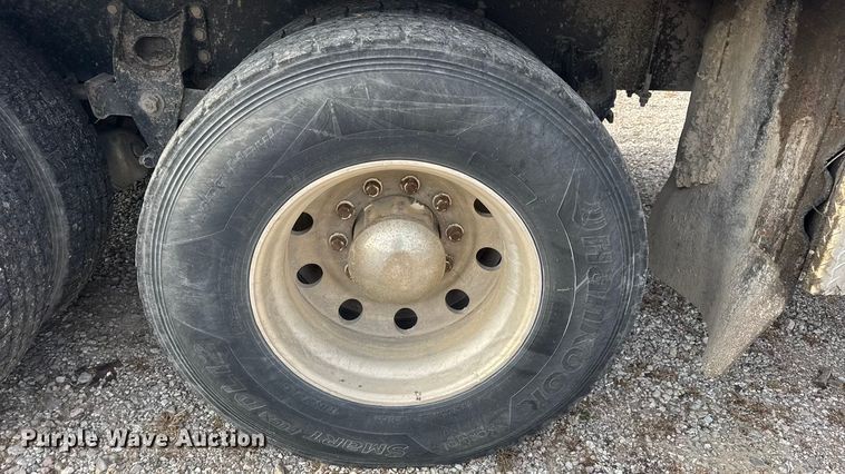 image for item DW6647 1992 International 8200 fuel / lube truck