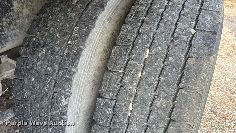 image for item DW6647 1992 International 8200 fuel / lube truck