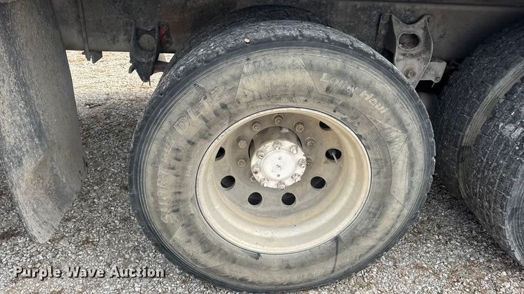 image for item DW6647 1992 International 8200 fuel / lube truck