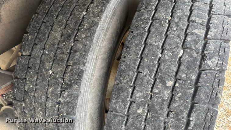 image for item DW6647 1992 International 8200 fuel / lube truck