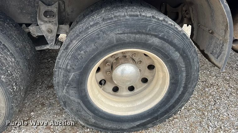 image for item DW6647 1992 International 8200 fuel / lube truck