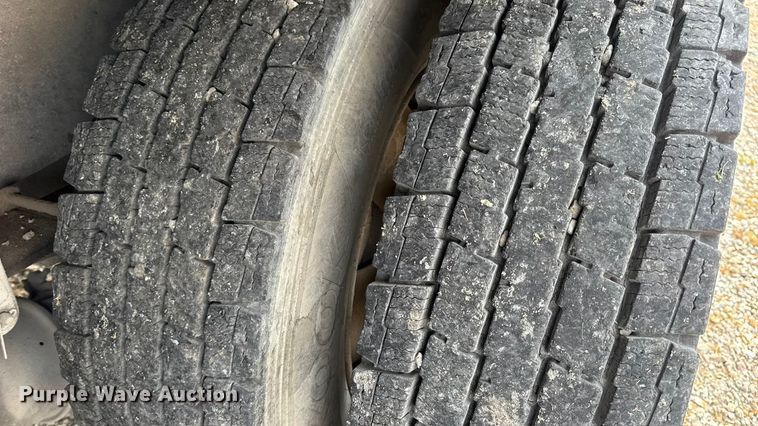 image for item DW6647 1992 International 8200 fuel / lube truck