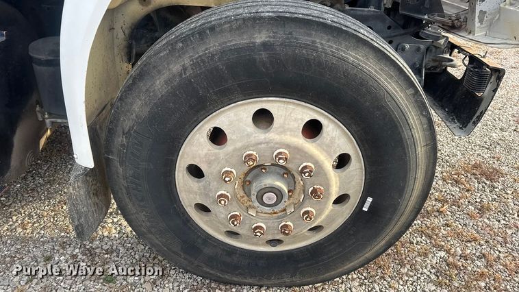 image for item DW6647 1992 International 8200 fuel / lube truck