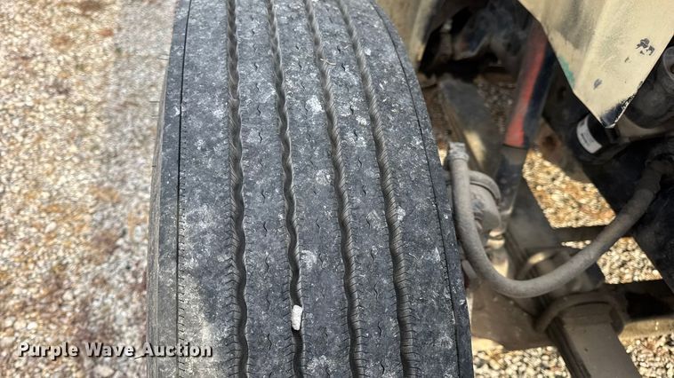 image for item DW6647 1992 International 8200 fuel / lube truck