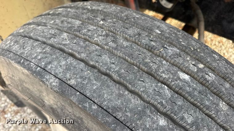 image for item DW6647 1992 International 8200 fuel / lube truck