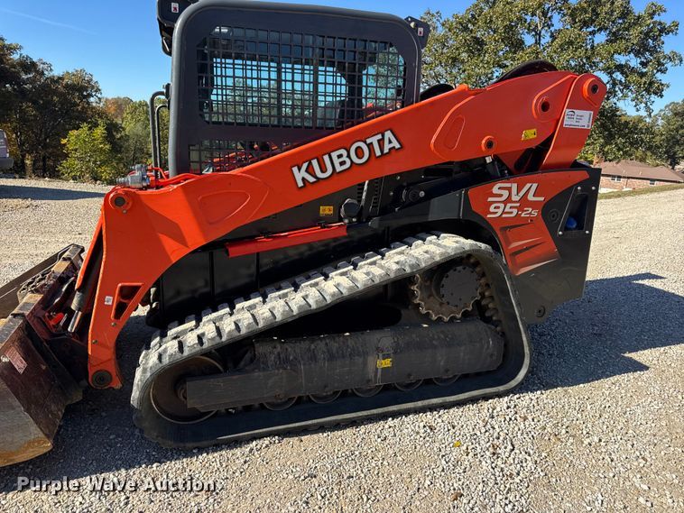 image for item DW6662 2017 Kubota SVL95-2S tracked skid steer loader