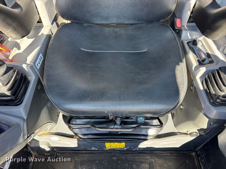 image for item DW6662 2017 Kubota SVL95-2S tracked skid steer loader