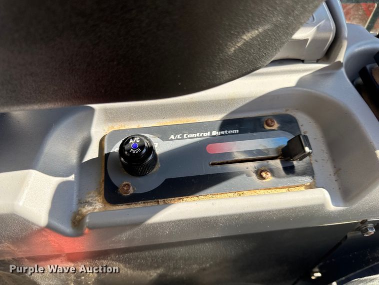 image for item DW6662 2017 Kubota SVL95-2S tracked skid steer loader