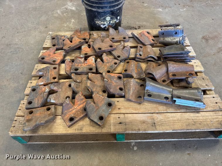 image for item DW6751 1999 Ditch Witch 8020T trencher