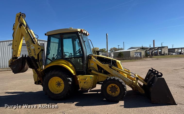 image for item DW6754 2004 New Holland LB90B backhoe