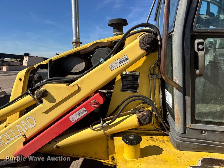 image for item DW6754 2004 New Holland LB90B backhoe