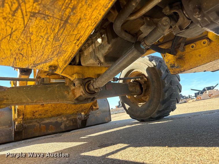 image for item DW6754 2004 New Holland LB90B backhoe