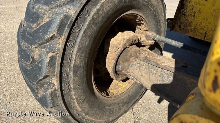 image for item DW6754 2004 New Holland LB90B backhoe