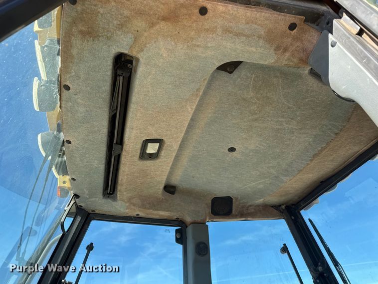 image for item DW6754 2004 New Holland LB90B backhoe