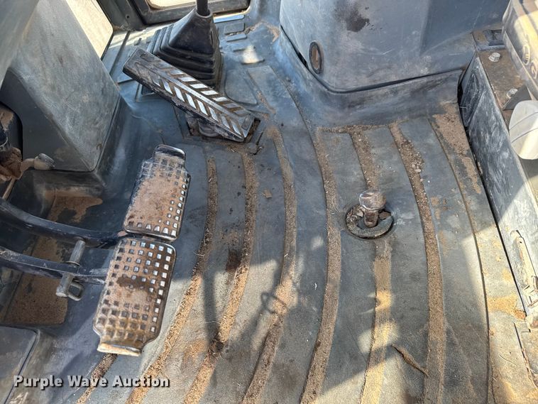 image for item DW6754 2004 New Holland LB90B backhoe