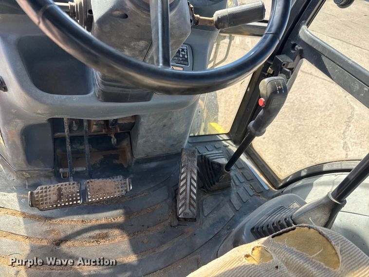 image for item DW6754 2004 New Holland LB90B backhoe