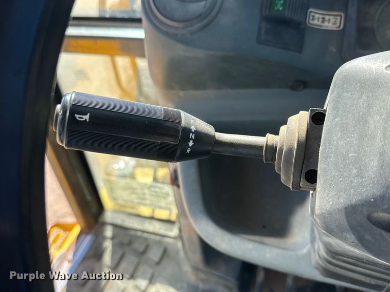 image for item DW6754 2004 New Holland LB90B backhoe