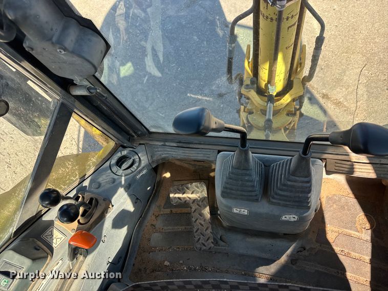image for item DW6754 2004 New Holland LB90B backhoe