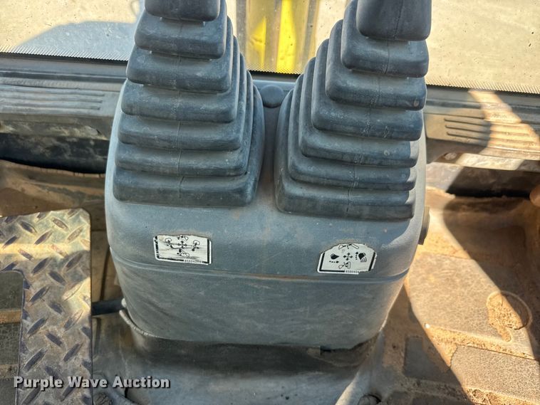 image for item DW6754 2004 New Holland LB90B backhoe