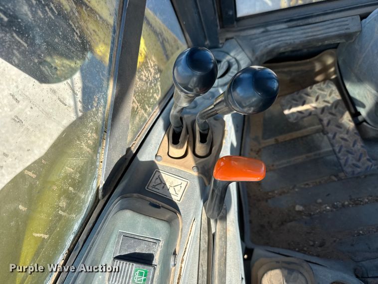 image for item DW6754 2004 New Holland LB90B backhoe