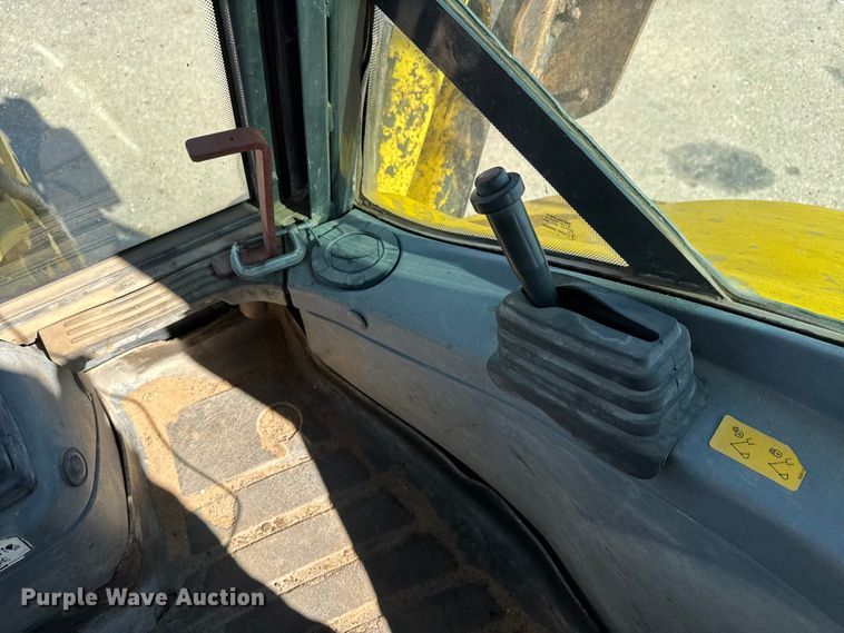 image for item DW6754 2004 New Holland LB90B backhoe