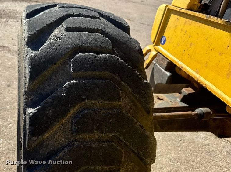 image for item DW6754 2004 New Holland LB90B backhoe