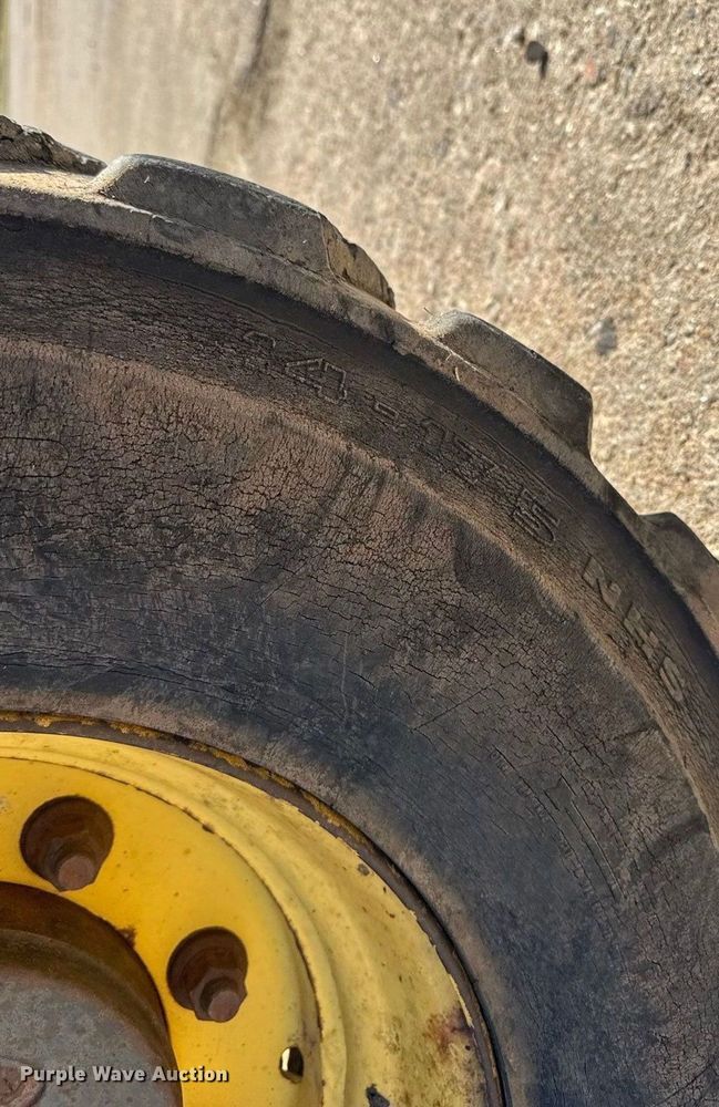 image for item DW6754 2004 New Holland LB90B backhoe