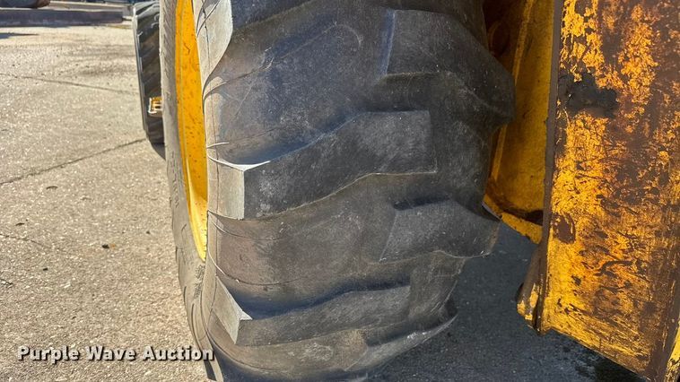 image for item DW6754 2004 New Holland LB90B backhoe