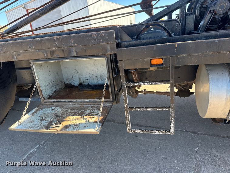 image for item DW6755 2001 Kenworth T800 winch truck