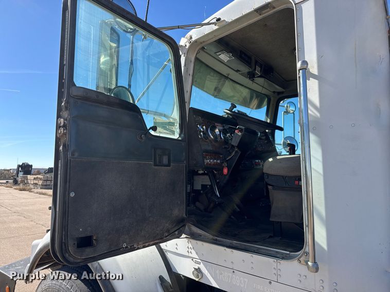 image for item DW6755 2001 Kenworth T800 winch truck