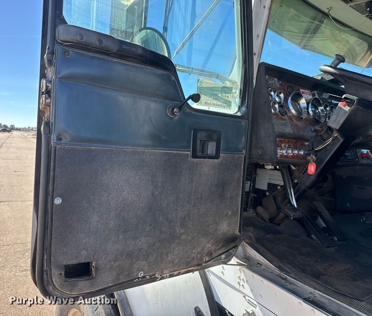 image for item DW6755 2001 Kenworth T800 winch truck