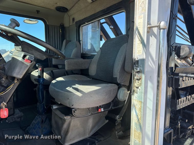 image for item DW6755 2001 Kenworth T800 winch truck